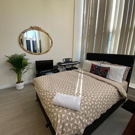 Spacious King Room With Private Entrance - Near Emirates And Camden And King'S Cross - 5 Min To Tube Finchley Extérieur photo